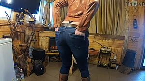 curvy milf housewife spreads hungry pussy for worship