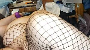 wanna see that huge dildo stretch her pussy wide open?