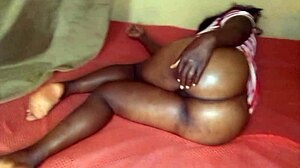 Watch this calabar girl seduce with huge ass
