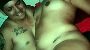 Mi ex me hace estremecer con su lengua en un beso caliente y sexy