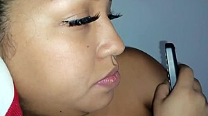 Cansado del trabajo, mi esposa me masturba viendo porno juntos en casa