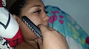 Cansado del trabajo, mi esposa me masturba viendo porno juntos en casa