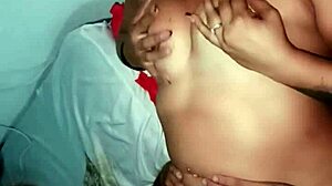 Mi ex me hace estremecer con su lengua en un beso caliente y sexy