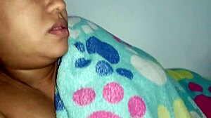 Cansado del trabajo, mi esposa me masturba viendo porno juntos en casa