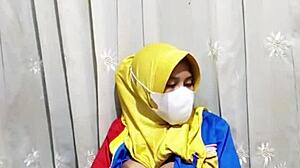 gadis hijab masturbates dildo pussy before work!