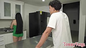 Hermanastra BBW con enorme culo follada por verga gigante en cocina POV