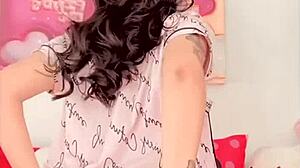 Esta culona regia perra monta dildo con ganas de puta en cowgirl