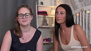 Süße model makes her hot german girlfriend squirt with clit dildo play