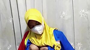 gadis hijab masturbates dildo pussy before work!