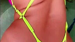 divino sexo anal bikini com pelirroja latina na piscina pública fisting gaping e creampie