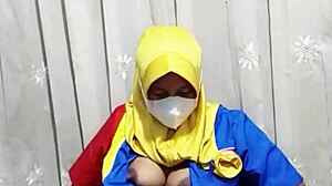 gadis hijab masturbates dildo pussy before work!