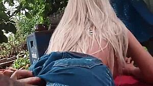 ei olha minha enteada loirinha brincando com sex toy no quintal