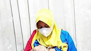 gadis hijab masturbates dildo pussy before work!