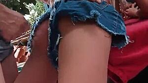 ei olha minha enteada loirinha brincando com sex toy no quintal