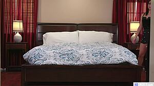 watch milf crystal rush teach aria lee to lick pussy with strapon