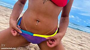 loira na prainha branca fudida bem gostoso!