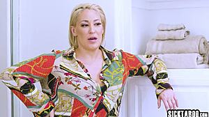 Aaliyah Love Fingers Ryan Keely's Hot Milf Pussy in Lesbian Kiss Fest