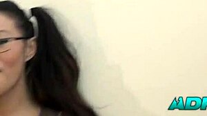 Tailandesa explores first lesbian lick with mature española