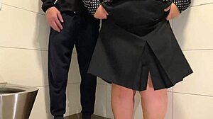 Kurvige Stiefmama beugt sich über öffentliche Toilette mit behaarter Fotze für Stiefsohn Cumexplosion