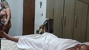 empregada safada cochila e acorda com cu arrombado na cama molhada