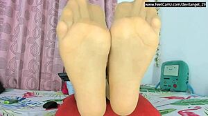 WOW NATURAL TITS COLOMBIANA BARE FEET TOES SEDUCE YOUR JOI FETISH!