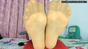 WOW NATURAL TITS COLOMBIANA BARE FEET TOES SEDUCE YOUR JOI FETISH!