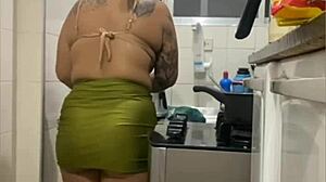 Live Kitchen Mini Skirt Flashes Swollen Fat Pussy!