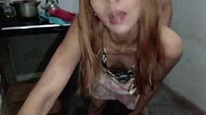 empleada del hogar sin bragas espera verga del jefe