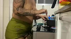 Live Kitchen Mini Skirt Flashes Swollen Fat Pussy!
