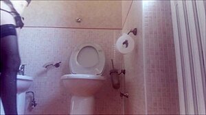 HIDDEN CAM MOMMY SCRUBS WET CUNT WITH HOT PEE JET!