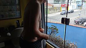 minha madrasta me pegou espiando e me deu o cuzinho gostoso pra foder