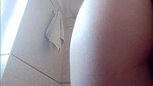 HIDDEN CAM MOMMY SCRUBS WET CUNT WITH HOT PEE JET!