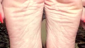 foot goddess mymistressk hypnotizes subs with sexy barefoot tease