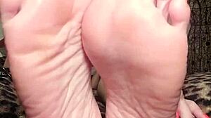 foot goddess mymistressk hypnotizes subs with sexy barefoot tease