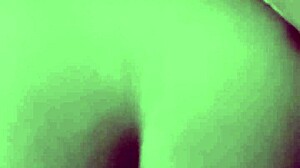 papi, mira como esta puta latina se deja penetrar de perrito en casero