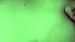 papi, mira como esta puta latina se deja penetrar de perrito en casero