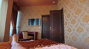 die milf probeer nuwe uitrusting wat jong minnaar gegee het en bedank met warm blowjob en harde fok van alle gate