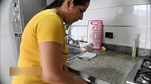 mi madrastra cachonda me da un potenciador me pone erecto y me la folla tragandose mi semen mientras el marido no esta