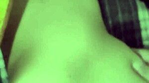 papi, mira como esta puta latina se deja penetrar de perrito en casero