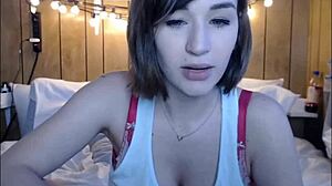 webcam babe shakes her huge natural boobs live