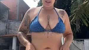 wanna see my big pussy flashing all day for the construction worker here???