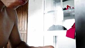 Primo entra al cuarto de su prima tatuada y se masturba disfrutando su semen caliente