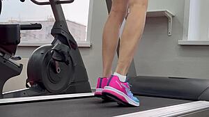 just another sweaty gym day flexing my wet pussy legs