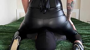 imagine this ass worship dominatrix in tight leggings smothering your face with her juicy sexy ass 😍 do you wanna grope it or get facesat hard? 👅🍑