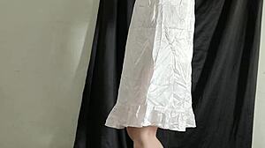 cewek indo pantat gede masturbasi pakai lingerie satin baru di kamar mandi viral bokong montok