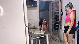 vizinha curiosa pede açúcar pra ser fodida e chupada no carro