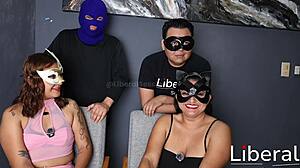 Joven Pareja Intercambia Parejas Nerviosos Primer Vez!