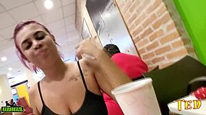 ei novinha, mostra esses peitos naturais e buceta tatuada no mcdonald's pro publico?
