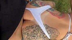 Vi uma loira tatuada na praia amadora e pidi pra ela chupar meu pau cobrou dez reais ali mesmo