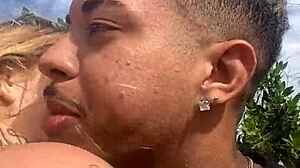 Vi uma loira tatuada na praia amadora e pidi pra ela chupar meu pau cobrou dez reais ali mesmo